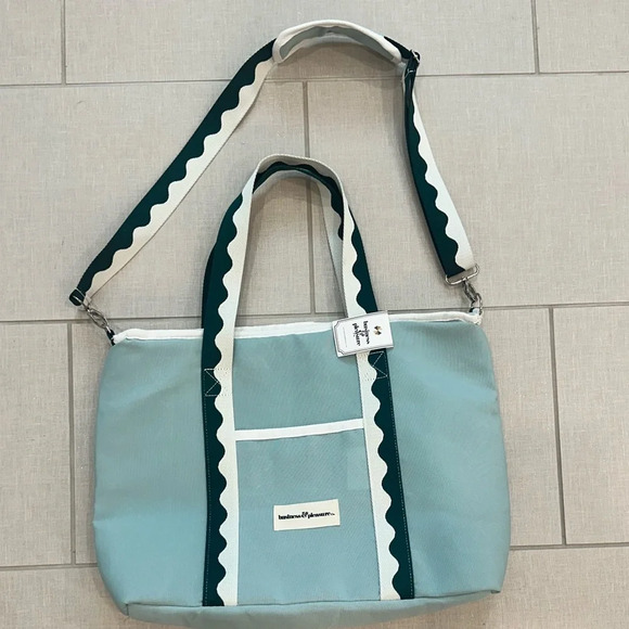 Business‎ & Pleasure The Holiday Cooler Tote Bag in Rivie Green - Picture 2 of 8